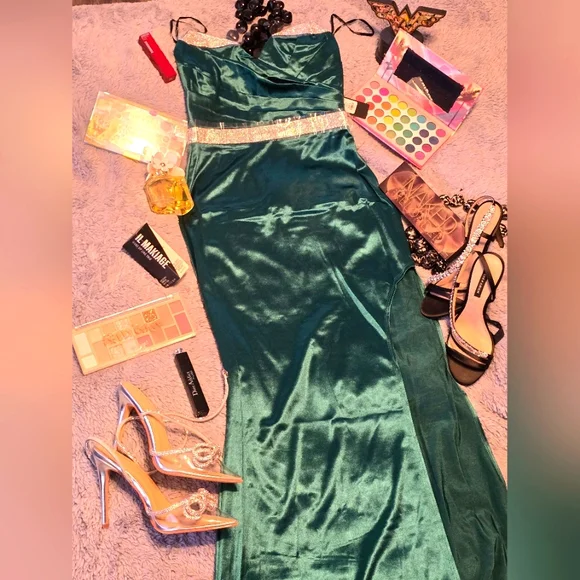 Beautiful emerald color long dress satin with finest diamonds touch size Small - Picture 4 of 6